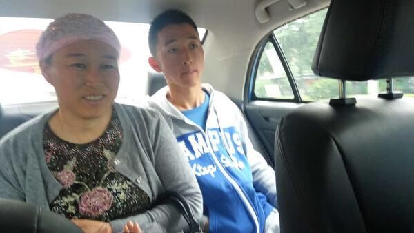 f.jpg 平凉泓源新能源有限责任公司组织“爱心送考”车队免费接送考生(图4)