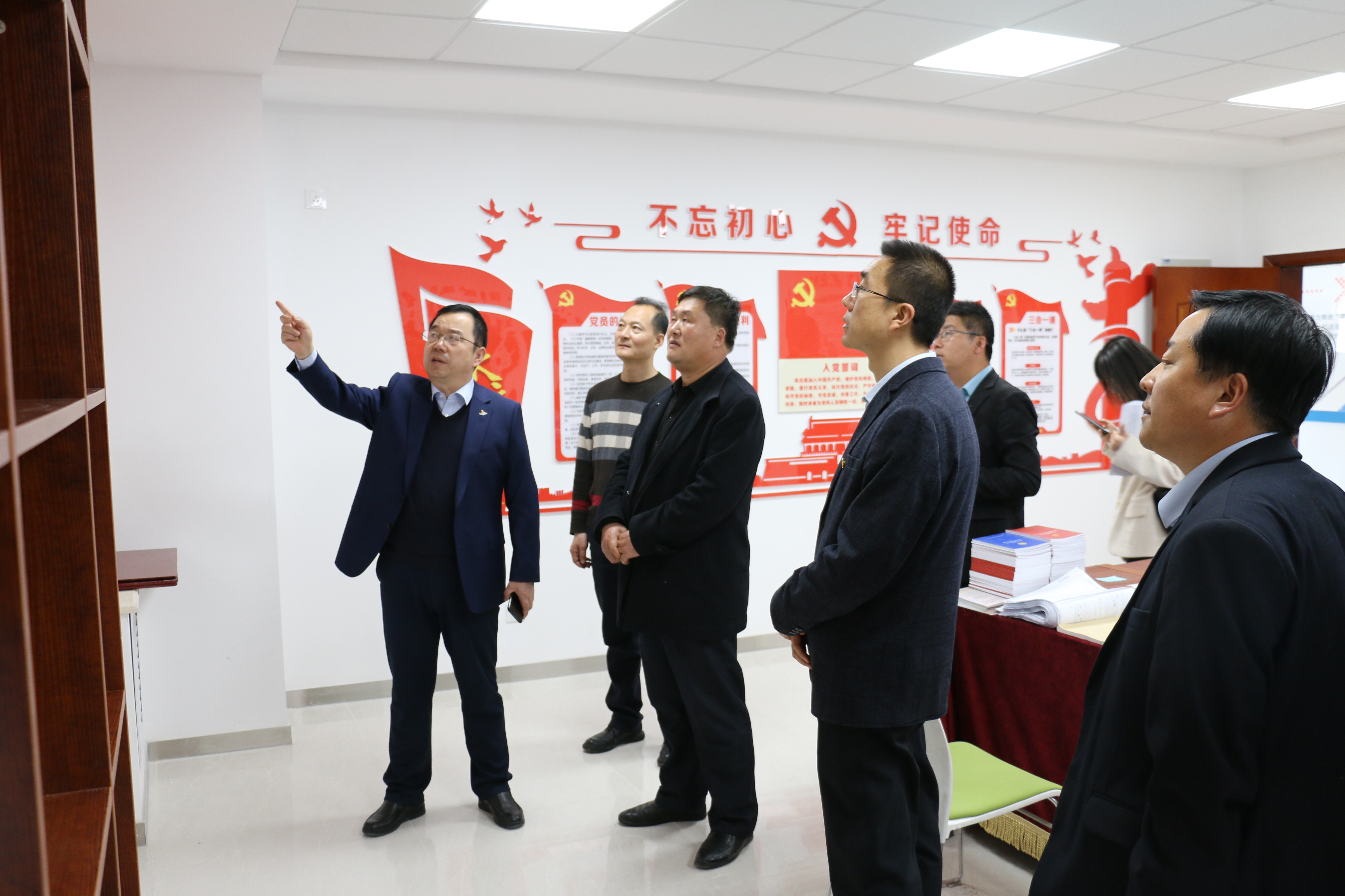 崇信县属国有企业来泓源公司观摩交流党建工作(图2) 崇信县属国有企业来泓源公司观摩交流党建工作(图2)