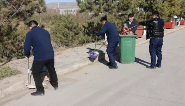 文明创建我先行 ——bw必威西汉姆联官方网站团委开展环境卫生整治志愿活动(图2)