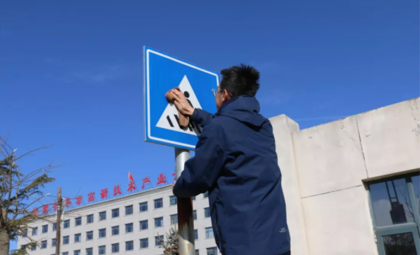 文明创建我先行 ——bw必威西汉姆联官方网站团委开展环境卫生整治志愿活动(图3)