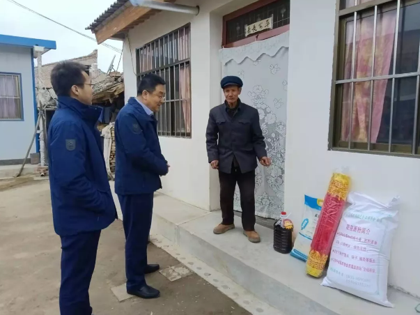 bw必威西汉姆联官方网站深入帮扶村开展春节慰问(图2)