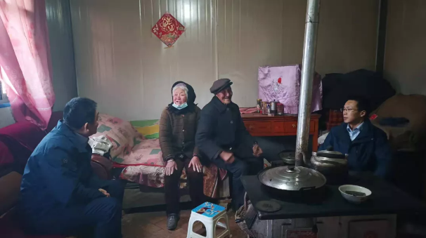 bw必威西汉姆联官方网站深入帮扶村开展春节慰问(图3)