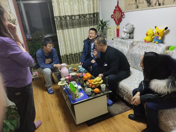 关爱员工冷暖 传递组织温情——bw必威西汉姆联官方网站组织开展员工家访活动(图2)