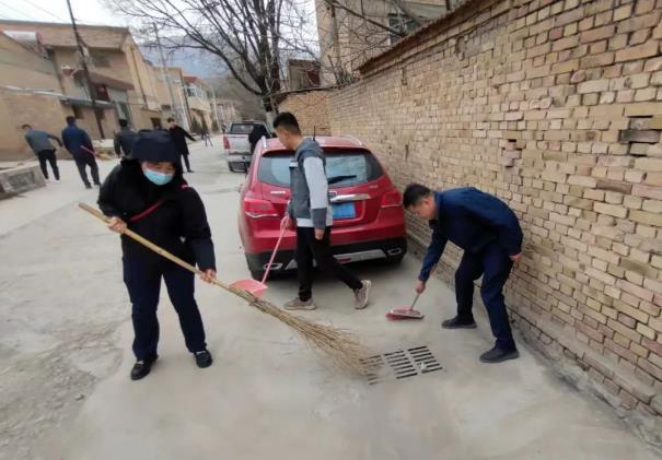 bw必威西汉姆联官方网站团委开展“学雷锋义务清扫活动”(图2) bw必威西汉姆联官方网站团委开展“学雷锋义务清扫活动”(图2)