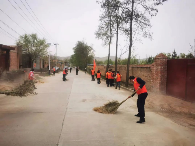 bw必威西汉姆联官方网站赴包抓共建村社开展卫生清扫志愿服务活动(图2)