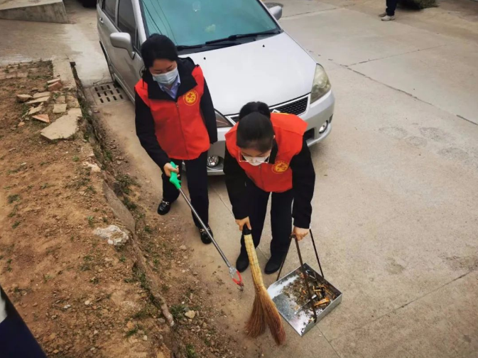 bw必威西汉姆联官方网站赴包抓共建村社开展卫生清扫志愿服务活动(图4)