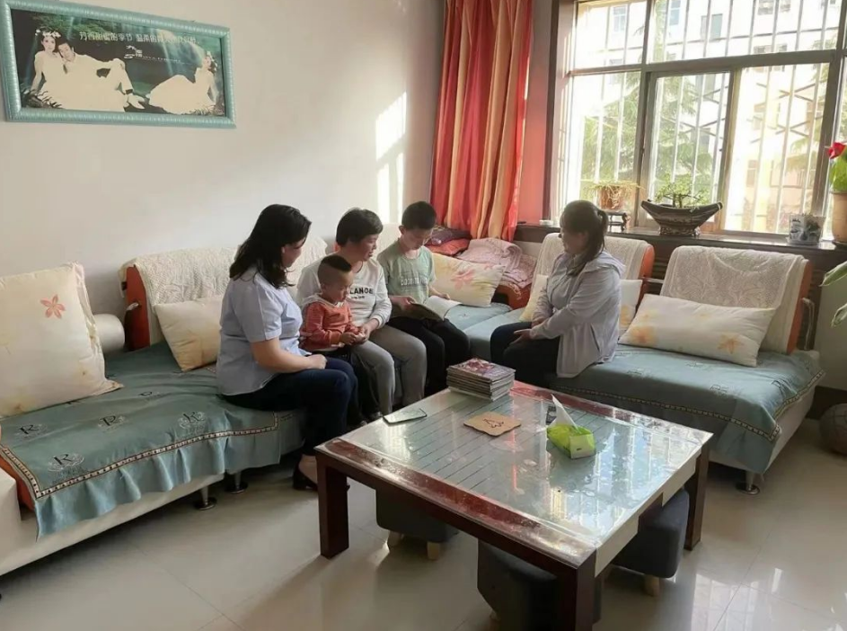 bw必威西汉姆联官方网站开展女职工未成年子女关爱活动(图2) bw必威西汉姆联官方网站开展女职工未成年子女关爱活动(图2)