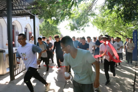 助力文旅市场 展示产投风采——bw必威西汉姆联官方网站组织开展员工登山比赛活动(图2)