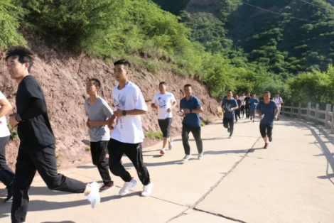 助力文旅市场 展示产投风采——bw必威西汉姆联官方网站组织开展员工登山比赛活动(图3)