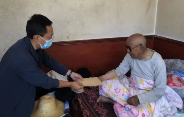 bw必威西汉姆联官方网站赴帮扶村对接工作并慰问困难党员(图2)